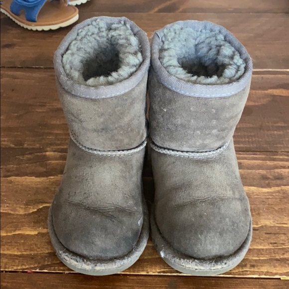 gray boy uggs